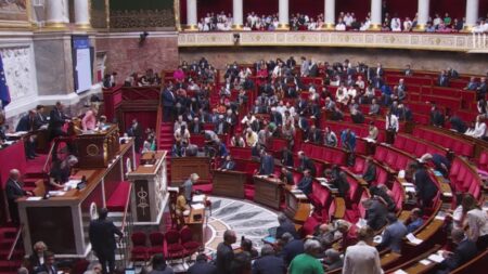 Attaque au couteau à Annecy : la France et les classes politiques sous le choc
                  Emmanuel Macron a dénoncé une attaque d’une lâcheté absolue. La Première ministre s’est rendue sur place, jeudi 8 juin, tandis qu’à l’Assemblée, les députés ont observé une minute de silence. Partout, l’émotion est extrêmement forte.