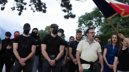 Attaque au couteau à Annecy : "Pas de place" pour l'ultradroite dans la ville, affirme la présidente de l'agglomération du Grand Annecy
              Une cinquantaine de militants d'ultradroite se sont rassemblés jeudi à Annecy près de l'aire de jeu où s'est déroulée l'attaque au couteau. Ils répondaient à des appels lancés sur les réseaux sociaux avec le hashtag #francocide, terme inventé par Éric Zemmour. De nouvelles manifestations sont prévues ce week-end.