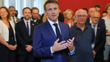 Attaque au couteau à Annecy : les nouvelles concernant l'état de santé des enfants blessés "sont positives", dit Emmanuel Macron
              Le chef de l'Etat s'est rendu au chevet des victimes à Grenoble et Annecy vendredi 9 juin.