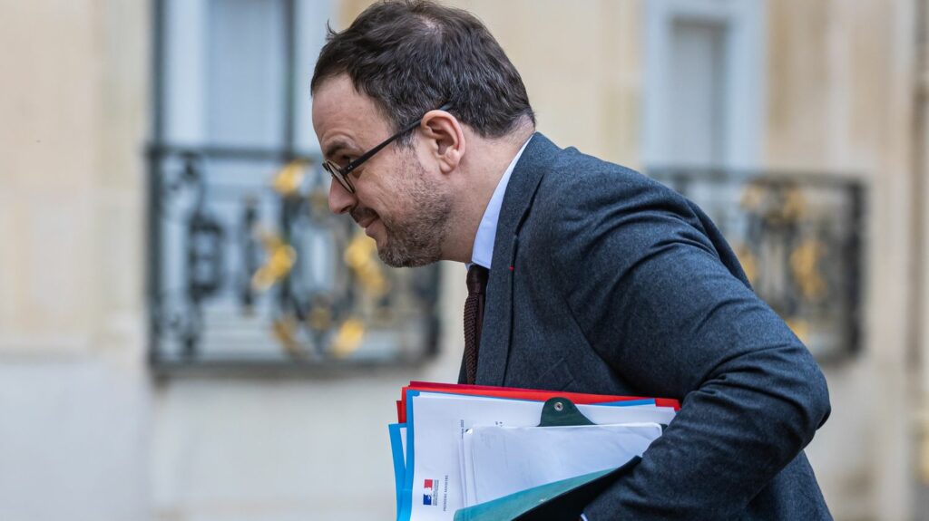 Qui est Aurélien Rousseau, le discret directeur de cabinet d'Elisabeth Borne qui quitte Matignon pour la Caisse des dépôts ?
              L’intrus de l’actu donne chaque soir un coup de projecteur sur une personnalité qui aurait pu passer sous les radars de l’actualité.