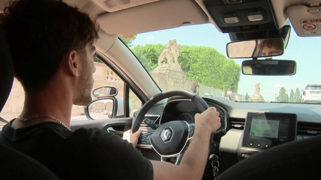 Automobile : passer le permis de conduire sera possible dès 17 ans
              Les jeunes pourront passer leur permis et conduire seuls dès 17 ans au lieu de 18 actuellement. L’annonce a été faite, mardi 20 juin par Élisabeth Borne, et sera effective en janvier 2024. Le gouvernement veut faciliter la mobilité, notamment dans les zones rurales.