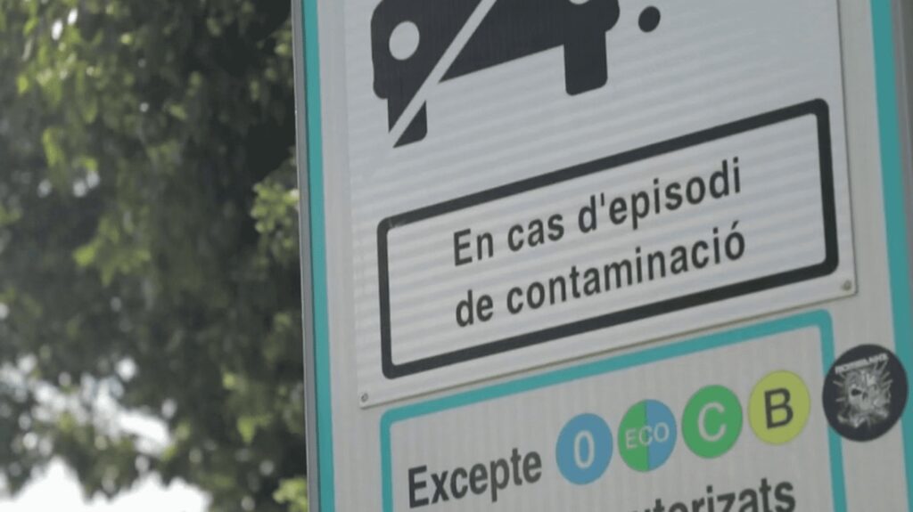 Barcelone : la ZFE, une solution efficace contre la pollution
              Le gouvernement va-t-il reculer sur les fameuses ZFE, ces zones au cœur des métropoles où les véhicules les plus polluants ne peuvent plus circuler ? En Espagne, à Barcelone elle fonctionne assez bien. Ceux qui ont accepté de mettre leur vieux véhicule à la casse voyagent gratuitement dans les transports en commun.
