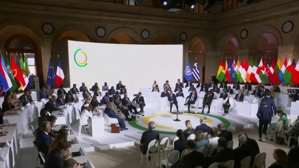 Nouveau pacte financier mondial : quel bilan tirer du sommet organisé à Paris ?
              Un sommet de la finance mondiale s'est tenu à Paris, jeudi 22 et vendredi 23 juin. Les pays du Sud demandent des actions concrètes, notamment en termes de transition énergétique.