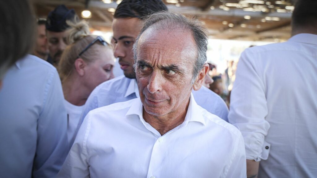 Brest : deux interpellations après une séance de dédicaces d'Eric Zemmour perturbée par une manifestation
              Alors qu'Eric Zemmour tenait une séance de dédicaces à Brest, des tensions ont éclaté avec des opposants à l'extrême droite. Une vitre d'un hôtel a été brisée, et un homme a été légèrement blessé. Deux personnes ont été interpellées, indique la sous-préfecture.