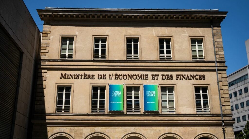 Bruno Le Maire annonce "au moins 10 milliards d'économies" pour réduire l'endettement de la France
                  Le ministre de l'Économie a annoncé avoir identifié de nombreux postes de dépenses à réduire, tout en affirmant ne pas vouloir conduire une politique d'austérité, "qui tuerait notre croissance".