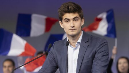 Bruno Le Maire entérine "la fin du quoi qu'il en coûte" : "Plus c'est gros, plus ça passe", juge Guilhem Carayon, porte-parole des LR
              Après que le ministre de l'Économie et des Finances Bruno Le Maire a entériné "la sortie définitive du quoi qu'il en coûte", LR plaide pour "un grand audit des dépenses publiques" afin de "voir où passe l'argent des gens".