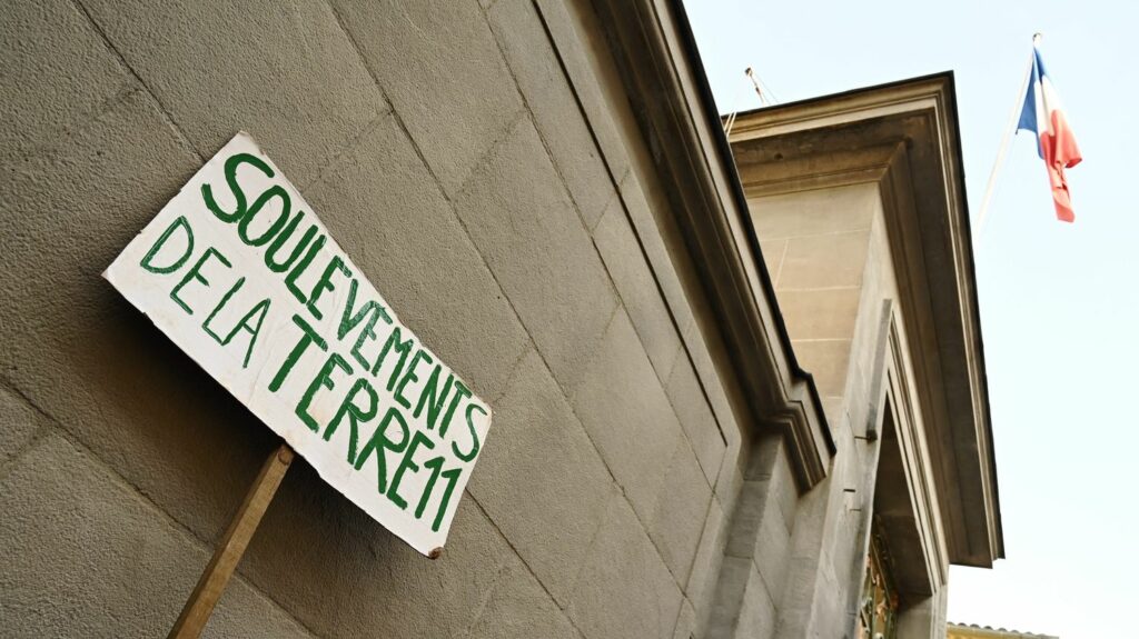CHRONIQUE. Soulèvement de la terre : vers une criminalisation des luttes politiques ?
              Clément Viktorovitch revient chaque semaine sur les débats et les enjeux politiques. Dimanche 25 juin : la dissolution des Soulèvements de la Terre, prononcée mercredi en Conseil des ministres.
