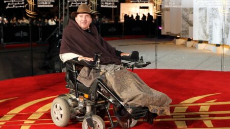 Olivier Nakache et Eric Toledano, réalisateurs du film "Intouchables", annoncent la mort de Philippe Pozzo di Borgo
              L'histoire de Philippe Pozzo di Borgo et sa singulière relation avec son aide à domicile, Abdel Yasmin Sellou, a inspiré le film "Intouchables", réalisé par Olivier Nakache et Eric Toledano. La fiction a fait un carton au box-office français à sa sortie.