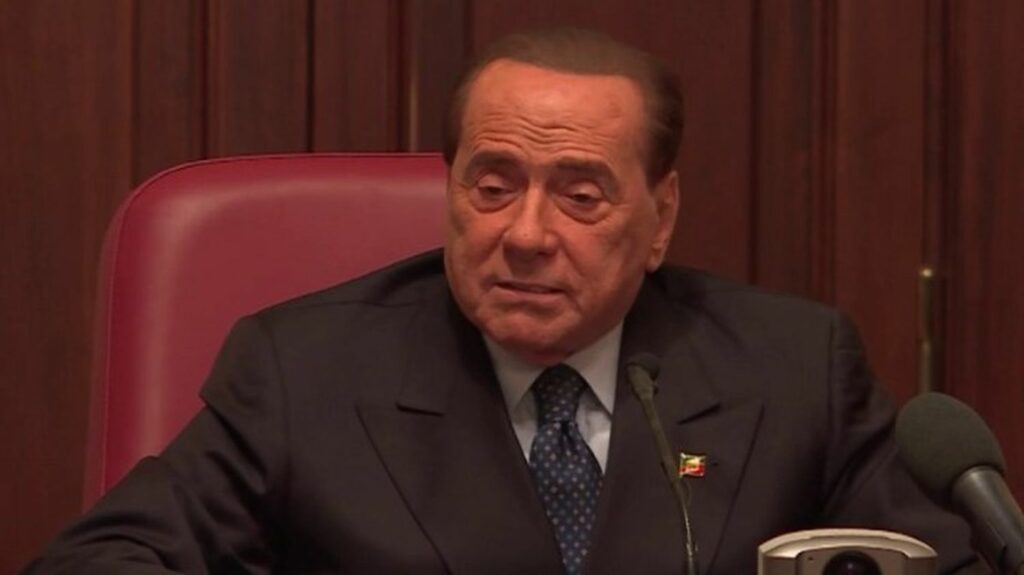 Mort de Silvio Berlusconi : malgré son bilan et ses scandales, le "Cavaliere" reste aimé des Italiens
                  Silvio Berlusconi est décédé, lundi 12 juin. Si le bilan de son action est mitigé et qu'il a fait face à de nombreux scandales, il reste néanmoins une figure aimée des Italiens, comme l'explique le journaliste Alban Mikoczy, présent sur le plateau du 8 Heures, mardi.