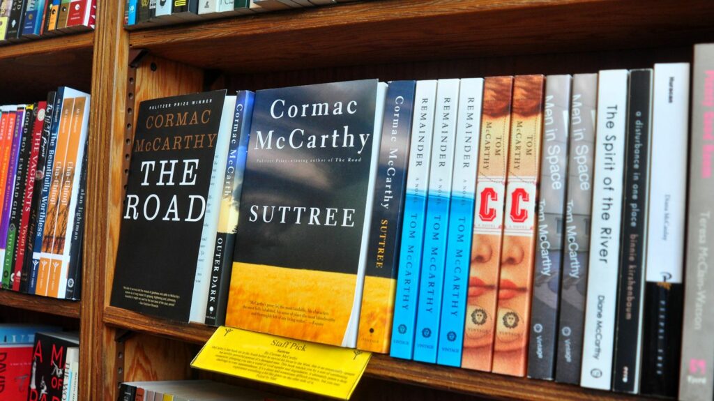 Mort de Cormac McCarthy : l'œuvre de l'écrivain américain en cinq livres incontournables
              L'écrivain américain Cormac McCarthy, mort mardi 13 juin à l'âge de 89 ans, a marqué la littérature et le cinéma. Retour sur son œuvre en cinq livres.