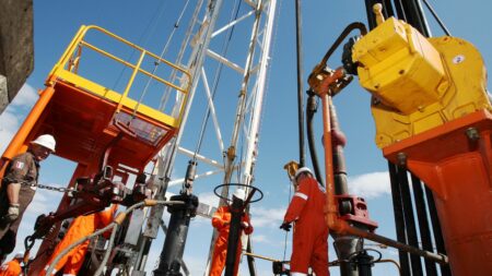 La demande mondiale de pétrole va connaître un coup de frein avant la fin de la décennie
              C’est ce que prévoit l’Agence internationale de l’énergie dans son rapport annuel. L’institution esquisse ainsi pour la première fois la fin de l’ère pétrolière.