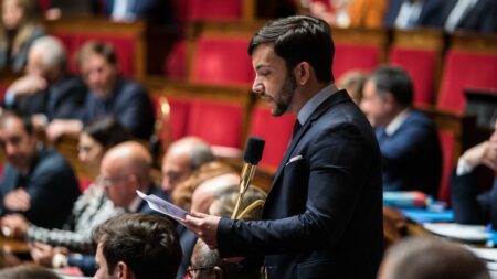 Le député RN Jean-Philippe Tanguy saisit la justice après la divulgation du rapport accusant son parti d'avoir été une "courroie de transmission" du pouvoir russe
                  L'élu, qui préside la commission d'enquête sur les ingérences étrangères, cible la rapporteure de cette instance, la députée Renaissance Constance Le Grip, dans ce signalement à la procureure de la République de Paris.