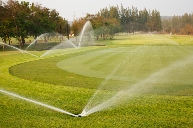 Des éco-militants écrivent sur un golf français pour dénoncer la « thésaurisation de l'eau »