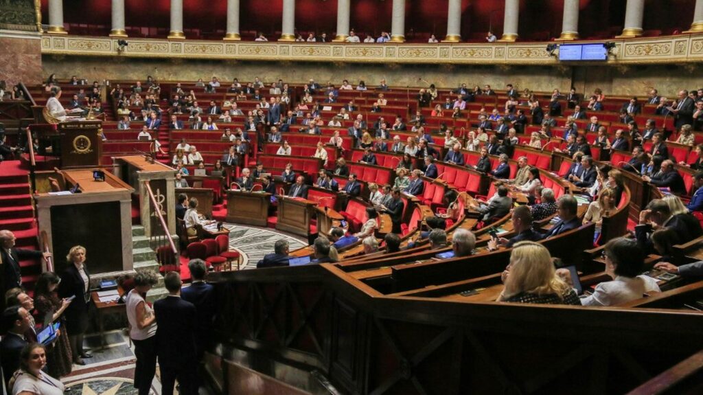 Déserts médicaux : les députés rejettent une mesure de restriction de la liberté d'installation
                  L'objectif de cet amendement était d'imposer des règles plus strictes dans l'installation des médecins sur le territoire. Il n'a finalement recueilli que 127 voix favorables, insuffisant face aux 168 élus qui ont voté contre.