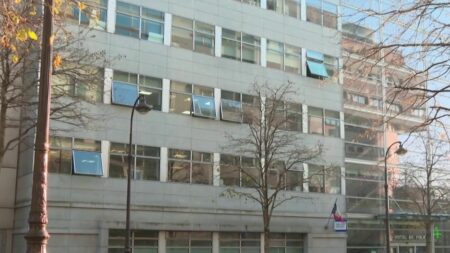 Adolescent tué à Nanterre : le policier mis en cause a été placé en détention provisoire
              Après 48 heures de garde à vue, le policier mis en cause dans la mort de Nahel n’a pas convaincu les enquêteurs de l’IGPN. Le fonctionnaire a été placé en détention provisoire, jeudi 29 juin.