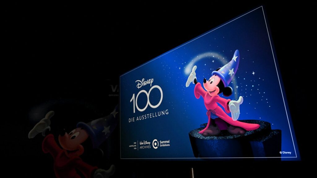 Pour ses 100 ans, Disney sort le grand jeu et rend hommage à tous ses héros
                  Réunion de tous les héros Disney dans un court-métrage, conte de fées pour Noël rendant hommage à la bonne étoile de Pinocchio. Le studio de Mickey met le paquet en renouant avec ses fondamentaux pour fêter son centenaire dans un contexte pourtant morose, marqué par une vague de licenciements.
