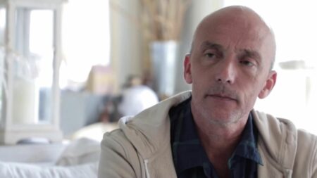 Disparition de Karine Esquivillon : Michel Pialle, une personnalité trouble
              Michel Pialle, 51 ans, a fini par avouer le meurtre de sa femme, Karine Esquivillon, vendredi 16 juin. Cela faisait pourtant plusieurs semaines qu’il recevait les médias pour faire part de son inquiétude.