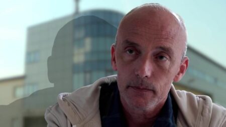 Disparition de Karine Esquivillon : les contradictions de son mari
              Michel Pialle, le mari de Karine Esquivillon, affirme que sa femme est partie d'elle-même de Vendée. Une version qui ne convainc pas les enquêteurs, deux mois et demi après sa disparition.