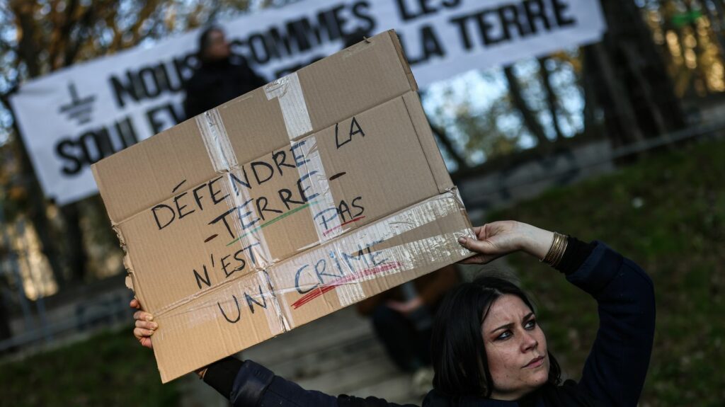 Dissolution des Soulèvements de la Terre : indignation à gauche, qui dénonce "un climat de criminalisation des mouvements écologistes"
                  Le ministre de l'Intérieur présentera mercredi un décret de dissolution de ce collectif de militants écologistes, pointé du doigt notamment après les débordements de Sainte-Soline (Deux-Sèvres). Cette décision est critiquée par une partie de la gauche, à commencer par Europe-Ecologie Les Verts.