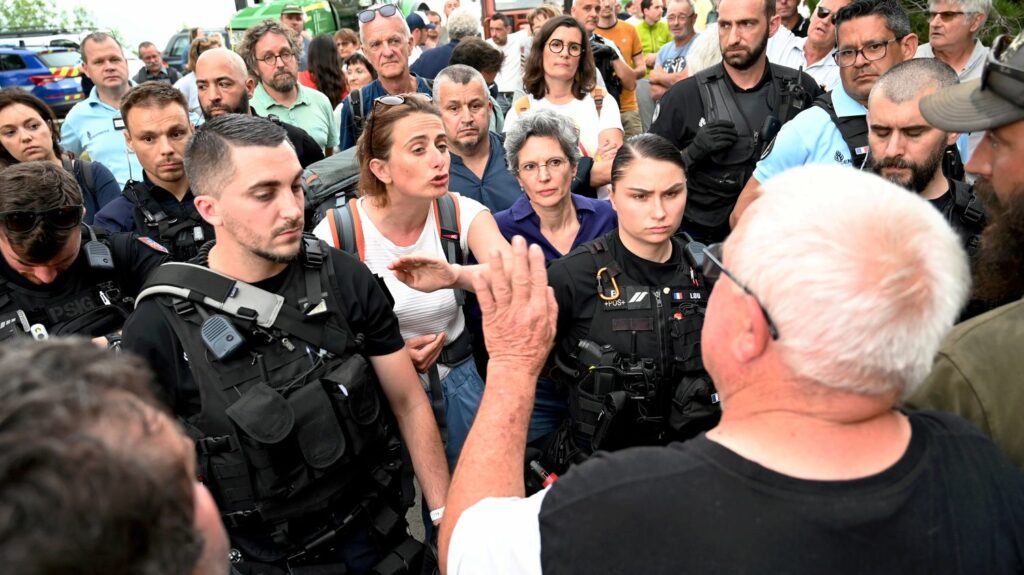 Les écologistes Marine Tondelier et Sandrine Rousseau prises à partie et insultées par des vignerons dans l'Aude
              Certains vignerons ont lancé aux deux membres d'Europe Ecologie Les Verts, qui devaient rencontrer des militants locaux dans un domaine : "Va faire la soupe salope."