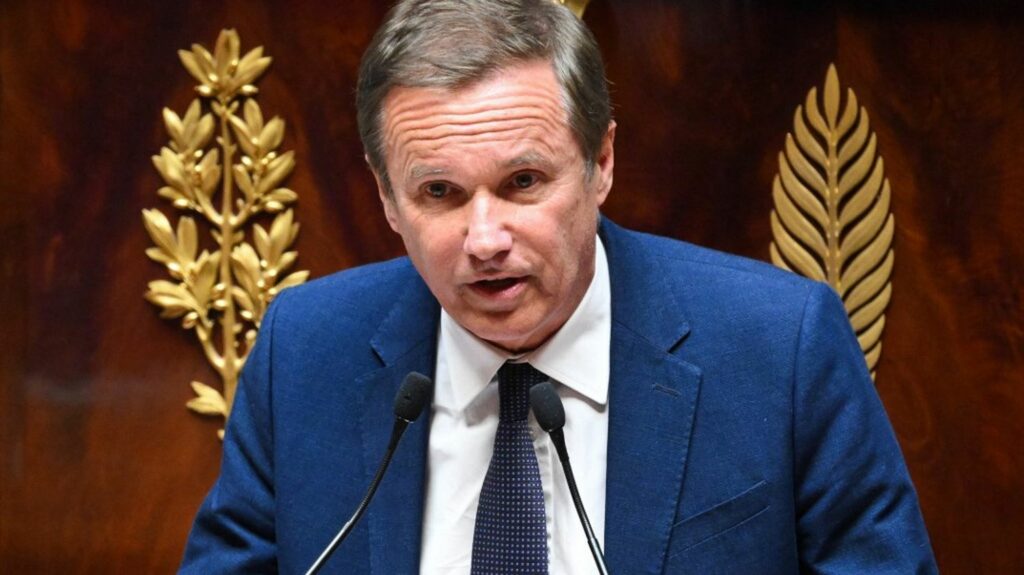 Elections européennes : Nicolas Dupont-Aignan annonce une liste Debout la France
                  Le député de l'Essonne ne souhaite "pas obligatoirement la mener", précisant que Florian Philippot, président des Patriotes, pourrait y participer, ainsi que le philosophe Michel Onfray.