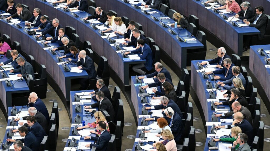 Elections européennes : le RN, la majorité présidentielle et la Nupes unie à touche-touche dans les intentions de vote, selon un sondage
              Davantage d'électeurs voteraient pour la gauche si chaque parti de la coalition présentait une liste séparée, selon un sondage Elabe pour "L'Opinion".