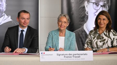 Elisabeth Borne à Salon-de-Provence pour parler France Travail et RSA, mais avec Annecy en tête
                  Au lendemain de l'attaque au couteau à Annecy, qui a ciblé de jeunes enfants toujours dans un état critique, le timing du déplacement de la Première ministre pour parler RSA interroge