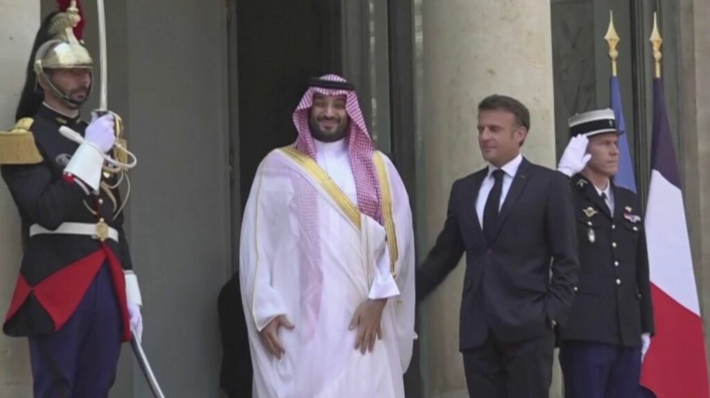 Élysée : fallait-il recevoir Mohammed Ben Salmane ?
                  Mohammed Ben Salmane débute vendredi 16 juin une visite officielle de huit jours en France. Le prince héritier d’Arabie saoudite a été reçu pour un déjeuner à l’Élysée avec le président de la République. Une visite qui fait polémique.