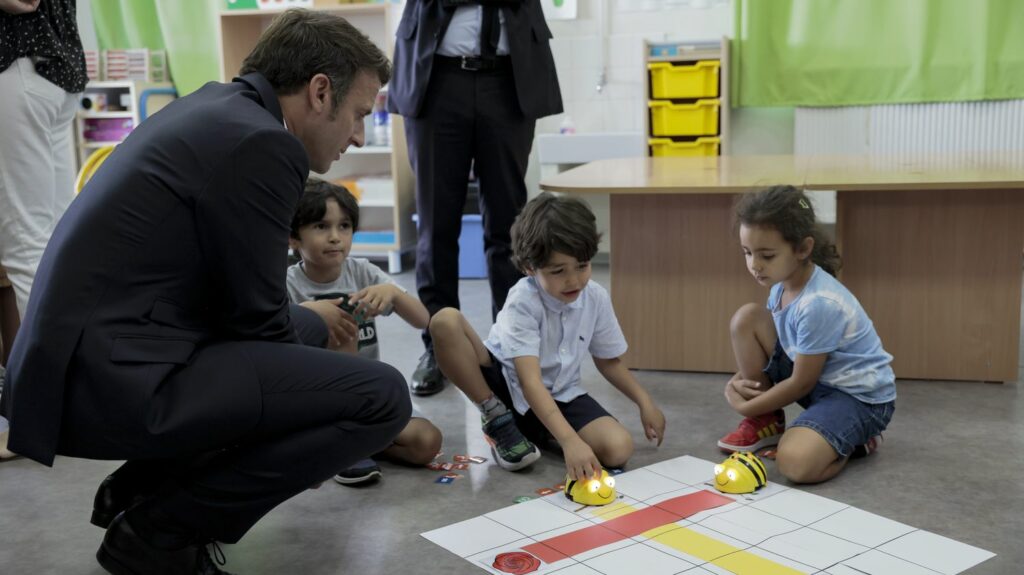 Visite d'Emmanuel Macon à Marseille : quel bilan pour le dispositif "l'école du futur" ?
              Ce dispositif, lancé à Marseille en septembre 2021, permet de financer des jeux et du mobilier innovant dans des écoles pour la plupart en éducation prioritaire. Mais pour le syndicat Snuipp, il crée "une école à deux vitesses".