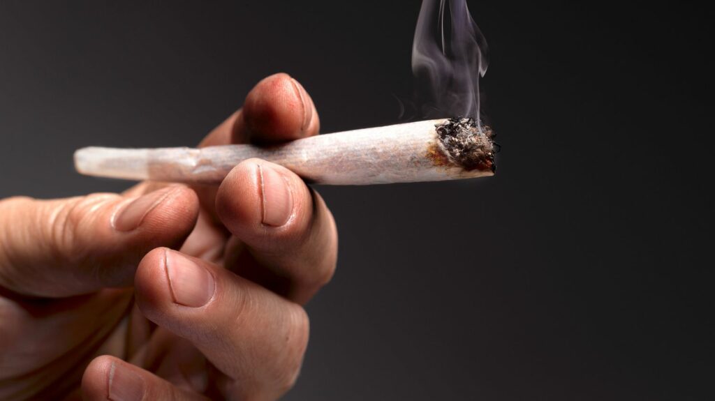 Emmanuel Macron annonce que les amendes pour possession ou consommation de cannabis "pourront être payées immédiatement", par carte bancaire ou en espèces
                  Dans un entretien à "La Provence", le chef de l'Etat s'est ému du faible taux de recouvrement de ces amendes, inférieur à 35%, et annonce que 5 000 terminaux de paiement vont équiper les agents d'ici la fin de l'été.