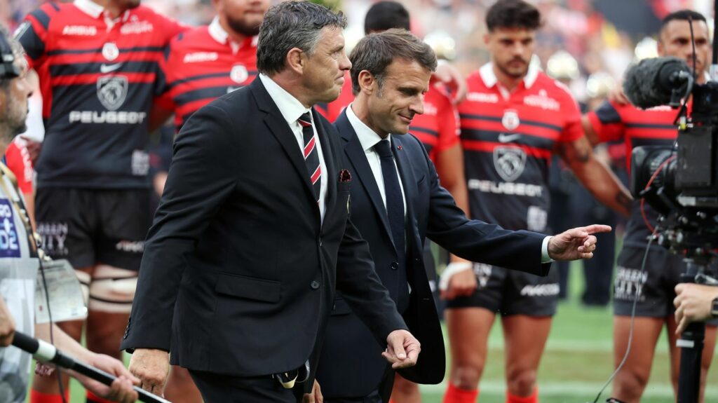Sifflets, bière et requête administrative... La soirée mouvementée d'Emmanuel Macron en marge de la finale du Top 14
                  Le président de la République a salué les joueurs sur la pelouse du stade de France, puis félicité les Toulousains dans les vestiaires après leur victoire.