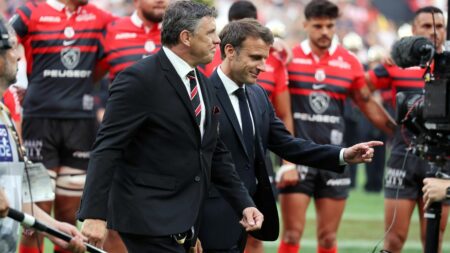 Sifflets, bière et requête administrative... La soirée mouvementée d'Emmanuel Macron en marge de la finale du Top 14
                  Le président de la République a salué les joueurs sur la pelouse du stade de France, puis félicité les Toulousains dans les vestiaires après leur victoire.