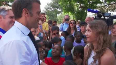 Emmanuel Macron à Marseille : les vacances scolaires bientôt raccourcies ?
              En visite à Marseille dans une école, mardi 27 juin, Emmanuel Macron a appelé à repenser le temps de l’année scolaire. Il envisage notamment de raccourcir les vacances d’été. Le point avec le journaliste Guillaume Daret.