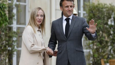 Emmanuel Macron et Giorgia Meloni discutent du Traité du Quirinal pour renforcer la coopération franco-italienne Rencontre entre Emmanuel Macron et Giorgia Meloni : trois questions sur le traité du Quirinal destiné à renforcer la coopération entre la France et l'Italie
Le président de la République Emmanuel Macron rencontre la cheffe du gouvernement italien Giorgia Meloni à l'Élysée mardi. L'occasion d'adoucir les relations entre Paris et Rome. Le traité du Quirinal figure parmi les sujets de cette réunion.
