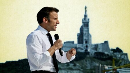"Ville de cœur" ou "coups de communication" : pourquoi Emmanuel Macron met-il le paquet sur Marseille ?
              Le chef de l'Etat va passer trois jours dans la cité phocéenne, de lundi à mercredi, pour présenter l'acte II de son plan "Marseille en grand". Depuis son arrivée à l'Elysée, Emmanuel Macron affiche un fort intérêt pour la deuxième ville de France.