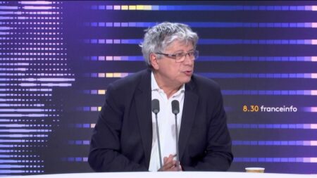 "10 offres d'emploi" en faisant "le tour du Vieux-Port" à Marseille : Emmanuel Macron "est très méprisant", selon Eric Coquerel
                  Pour le député LFI de Seine-Saint-Denis, Emmanuel Macron s'est montré "méprisant vis-à-vis des gens qui sont privés d'emploi" en répondant à la mère d'un demandeur d'emploi "je fais le tour du Vieux-Port ce soir avec vous, je suis sûr qu'il y a dix offres d'emploi".