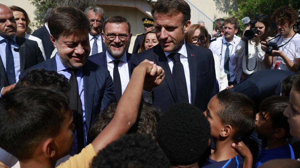Emmanuel Macron veut relancer "le débat" sur "le temps scolaire" et envisage de réduire les vacances d'été
              Le chef de l'Etat consacre une partie de sa deuxième journée de déplacement à Marseille à l'éducation.