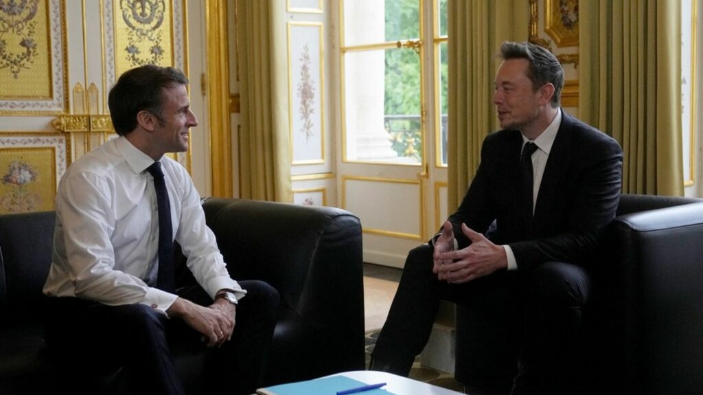 "Un chef de l'Etat qui mouille la chemise, cela change la donne" : pour convaincre Elon Musk, Emmanuel Macron ne ménage pas sa peine selon son entourage
                  Le chef de l'Etat reçoit de nouveau le patron à l'Elysée : il veut convaincre le milliardaire américain d'installer en France sa nouvelle usine de véhicules électrique Tesla.