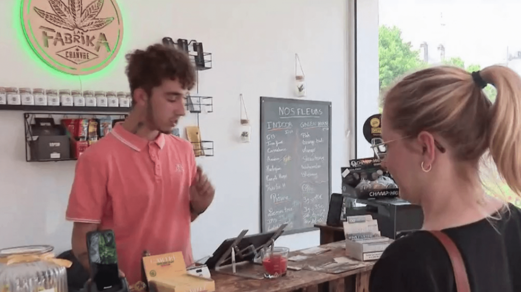 Emploi : comment mieux accompagner les allocataires du RSA pour qu’ils retrouvent un emploi ?
                  Le gouvernement souhaite, par la loi pour le plein-emploi, mieux accompagner les personnes au RSA, notamment en conditionnant l'allocation à 15 à 20 heures de travail ou de formation par semaine au cas par cas. Exemple dans l'Aisne.