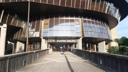 Justice : un employeur condamné à 18 mois de prison ferme pour avoir négligé la sécurité de ses salariés
              Le 10 mars 2021, Alban Millot, qui venait d'avoir 25 ans, se tuait en chutant d'un toit sur lequel il posait des panneaux solaires, sans aucun élément de sécurité. Son employeur vient d'être condamné à une peine de 36 mois de prison, dont 18 fermes.