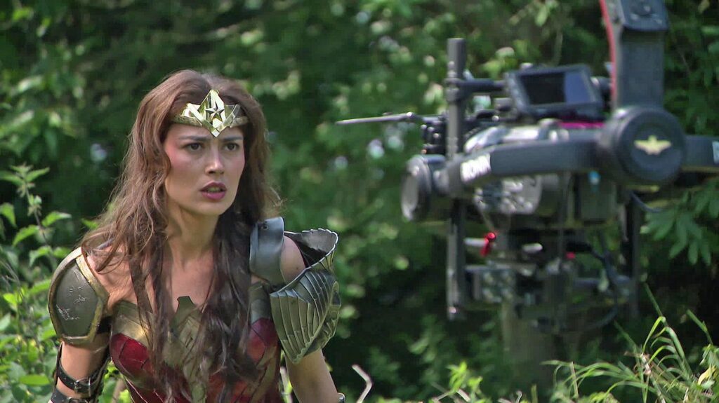 En Normandie, fans de super-héros et amateurs d'Histoire tournent le film "Wonder Woman 1944" sur les lieux du débarquement
              Le tournage du court métrage de Jacques Hersant se déroule dans la Manche. Cette fiction étonnante retrace les aventures de super-héros après le D.Day en 1944.