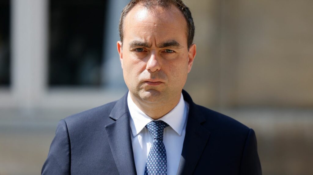 L'enquête pour prise illégale d'intérêts visant le ministre Sébastien Lecornu classée sans suite
              Le ministre des Armées était soupçonné de s'être servi de son poste de président du conseil départemental de l'Eure pour favoriser les intérêts d'une société d'autoroutes.