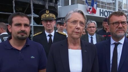 Adolescent tué à Nanterre : comment l’exécutif tente d’éviter l’embrasement
              Deux jours après la mort de Nahel, l’exécutif redoute une troisième nuit de violences. Toutefois, le gouvernement se refuse à déclencher l’état d’urgence, réclamé par la droite.