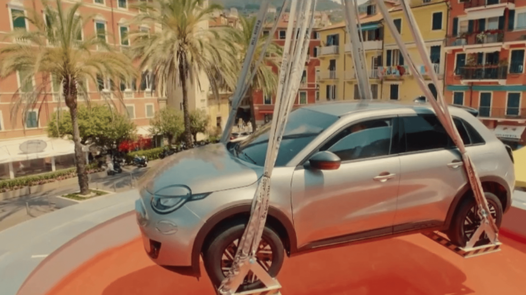 Automobile : Fiat renonce à vendre des véhicules gris
              Le constructeur italien Fiat a annoncé qu’il ne vendrait plus de véhicules gris. Le point sur cet audacieux pari avec le journaliste Axel de Tarlé, présent sur le plateau du 8 Heures, mardi 27 juin.