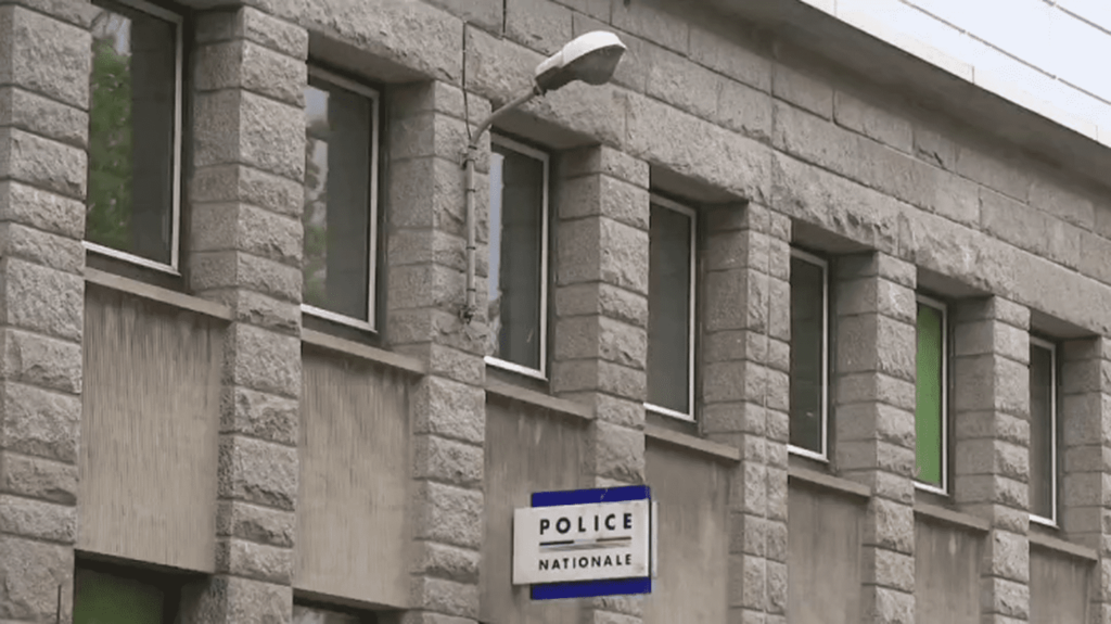 Jeune femme tuée dans le Morbihan : un homme de 50 ans placé en garde à vue
                  Le 27 mai dernier, le corps d’une jeune femme était retrouvé dans un lac à Lanester, dans le Morbihan. Un homme de 50 ans a été placé en garde à vue, jeudi 8 juin. Il serait inscrit au fichier des délinquants sexuels et aurait été filmé par des caméras de surveillance.