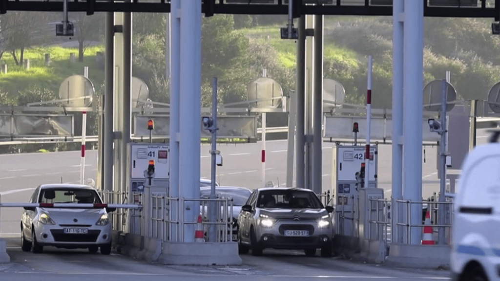 Transports : le gouvernement souhaite une baisse de 10 % des péages durant la période estivale
              Le gouvernement fait pression sur les sociétés d’autoroute pour que les péages soient moins chers cet été. Clément Beaune leur a demandé, mercredi 7 juin dans la matinée, de réitérer leur geste de l’an dernier, à savoir une baisse de 10 % des prix pour tous les foyers qui bénéficient des chèques vacances.