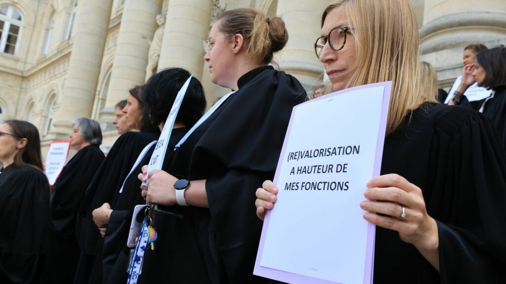 Témoignages



  

  
  


      


      

      "Le salaire est minable" : les greffiers manifestent pour une meilleure reconnaissance de leur métier
              Les greffiers ont organisé lundi des manifestations devant les tribunaux, contre une nouvelle grille de salaires et pour demander davantage de moyens humains. À Paris, près de 200 personnes se sont rassemblées pendant leur pause déjeuner.
