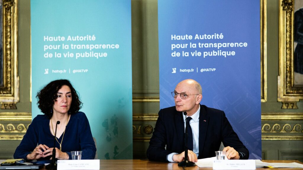 Conflits d'intérêts : la Haute Autorité pour la transparence de la vie publique voudrait sonder les nouveaux ministres plus tôt
              Les membres du gouvernement ont deux mois, après leur nomination, pour déposer déclarations d'intérêts et de patrimoine auprès de cette autorité indépendante les contrôlant.