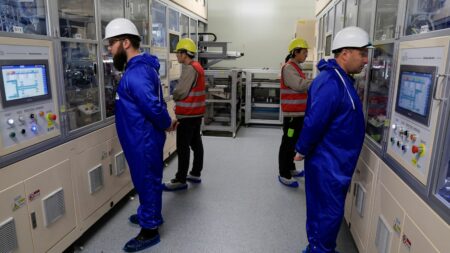 Hauts-de-France : à quoi ressemble le centre de formation nouvelle génération dédié aux métiers de la batterie électrique ?
                  Le "battery training center" vient de s'installer à Douvrin, dans les Hauts-de-France. Le centre de formation doit permettre aux ouvriers de l'automobile de se reconvertir dans les métiers de la batterie électrique.