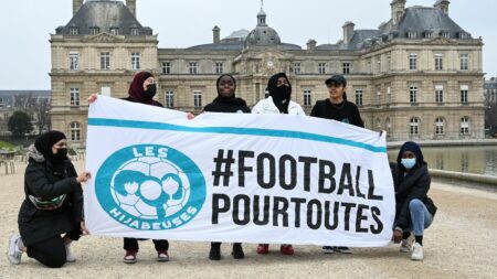Port du hijab dans les compétitions de football : le Conseil d'Etat dénonce des "attaques" contre l'indépendance de la justice
              L'examen par la haute juridiction administrative d'un recours portant sur le port du hijab dans le football féminin a suscité de vives réactions politiques.